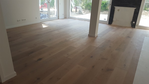 2 Mehrfamilien Häuser mit jeweils 6 Wohneinheiten Eiche rustikale Landhausdiele Handgehobelt weiß geölt