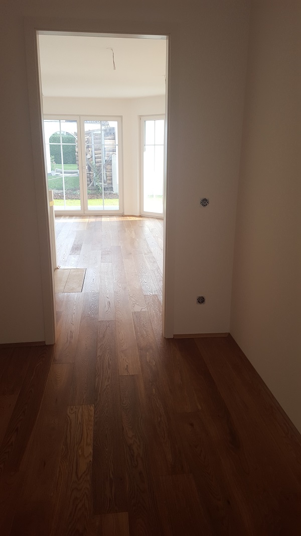 2 Mehrfamilien Häuser mit jeweils 6 Wohneinheiten mit Gallerie Eiche Classic Landhausdiele 4 Fach angefast geölt