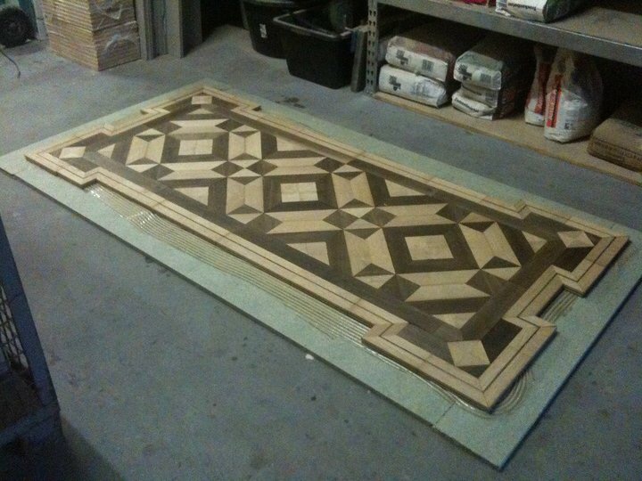 Tisch Anfertigung aus Massivparkett
aus Eiche und Räuchereiche   
 